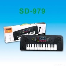 Піаніно SD979 (496199) (60шт/2)батар.,с микрофоном,в кор. 44,5*15,5*5,5см