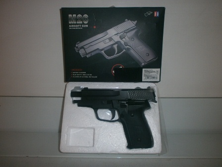 Пістолет M26 (24шт / 2) пластик., З кульками в кор.18 * 13,6 * 3,7 см